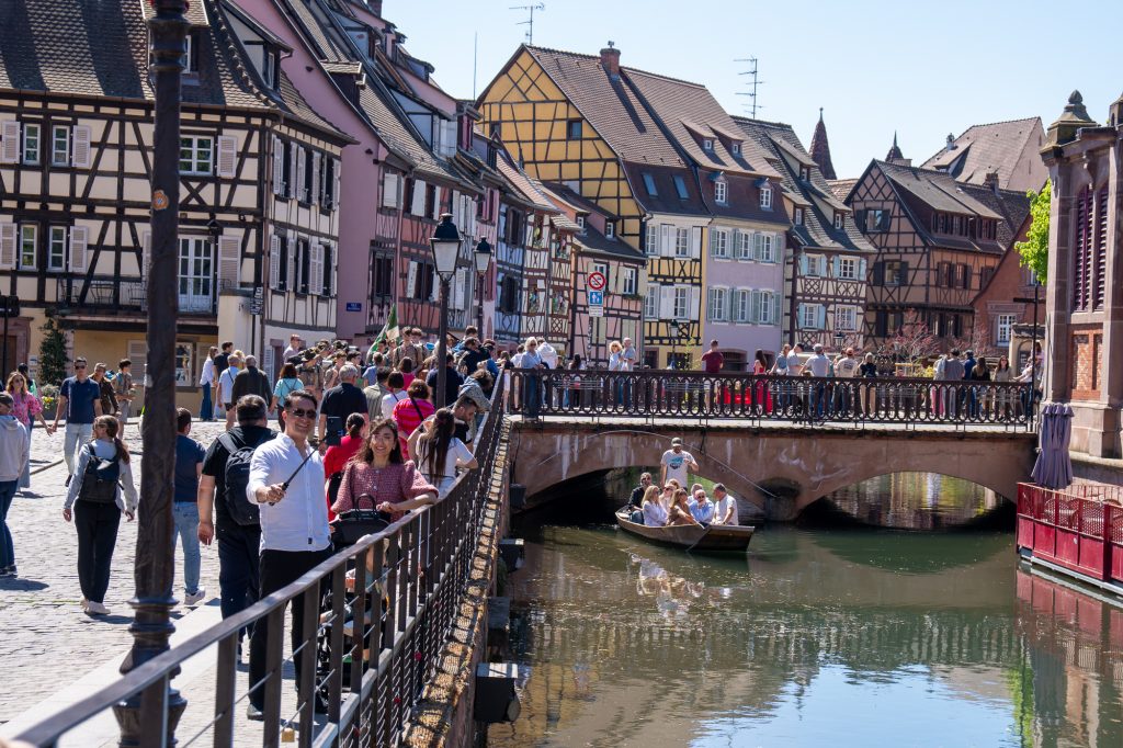 Fachwerkhäuser und Kanal im Viertel Klein-Venedig in Colmar