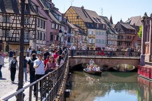 Fachwerkhäuser und Kanal im Viertel Klein-Venedig in Colmar