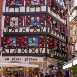 Farbenfrohes Fachwerkhaus mit bemalten Fensterläden in Colmar