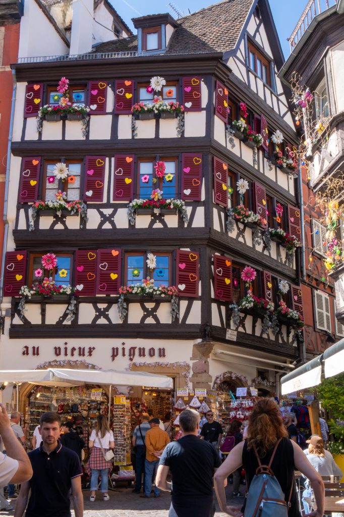 Farbenfrohes Fachwerkhaus mit bemalten Fensterläden in Colmar