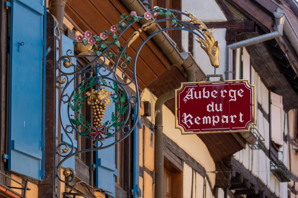 Verziertes Gasthausschild Auberge du Rempart in Eguisheim