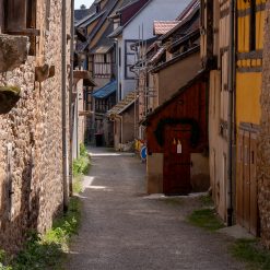 Schmale mittelalterliche Gasse mit Fachwerkhäusern in Eguisheim