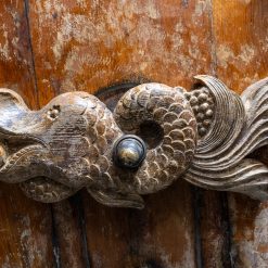 Geschnitzte Metallverzierung an einem historischen Weinfass im Weingut Lipp