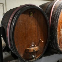 Großes historisches Holzfass im Keller des Weinguts Lipp