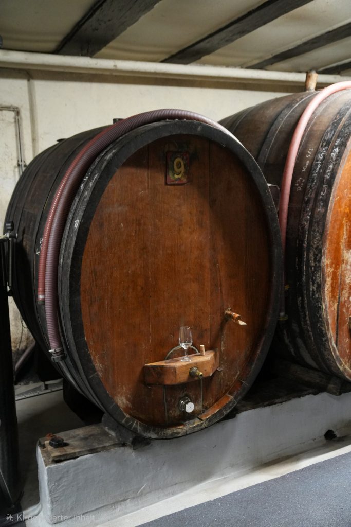 Großes historisches Holzfass im Keller des Weinguts Lipp