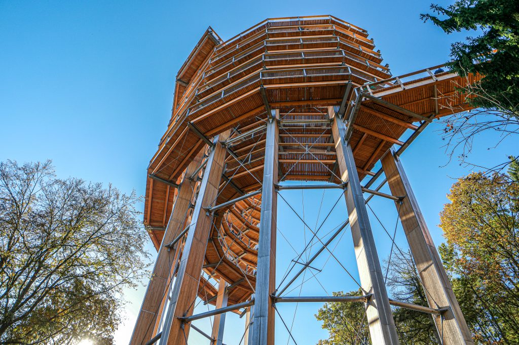 Hölzerner Aussichtsturm des Baumwipfelpfads Saarschleife von unten fotografiert