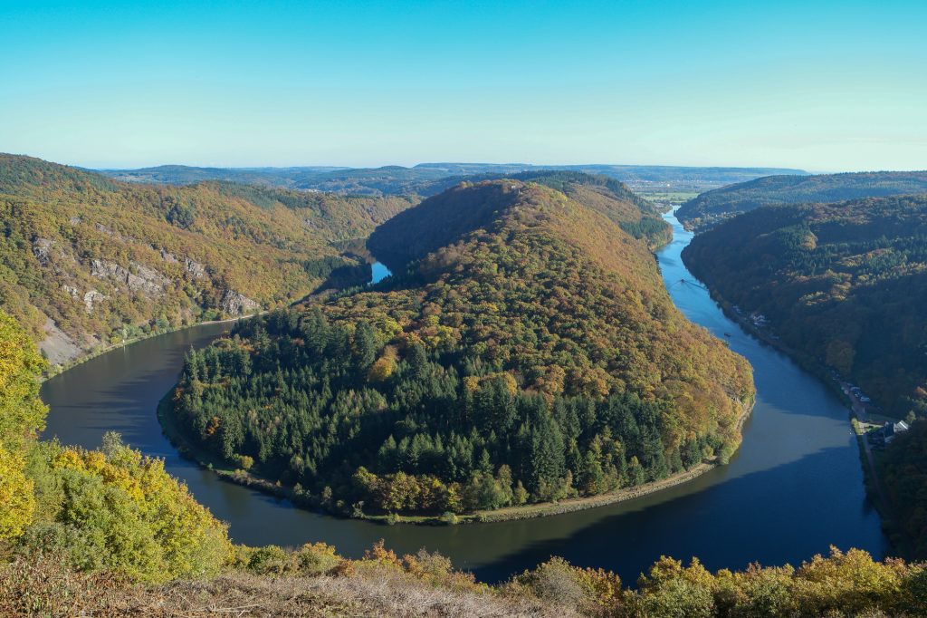 Blick auf die Saarschleife bei Mettlach mit bewaldetem Umlaufberg im Herbst