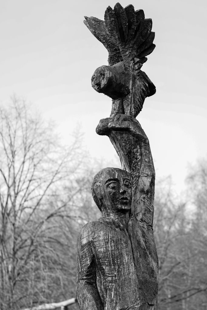 Holzskulptur mit Mensch und Vogel im Wildpark Weiskirchen